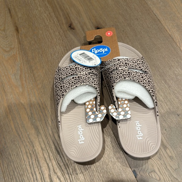 Floopi slide sandals NWT animal print size 6 - Picture 2 of 6
